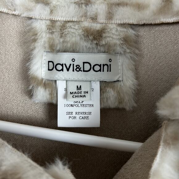 Davi & Dani Reversible Faux Fur Snow Leopard Cozy Jacket Size Medium Soft Cream - Picture 8 of 10